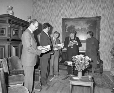 882998 Afbeelding van de overhandiging van het boek ''van De Dion Bouton naar DAF-standaard' - 50 jaar autobussen en ...